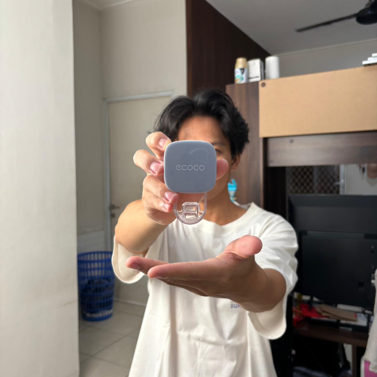 Dispenser pasta gigi otomatis di kamar mandi